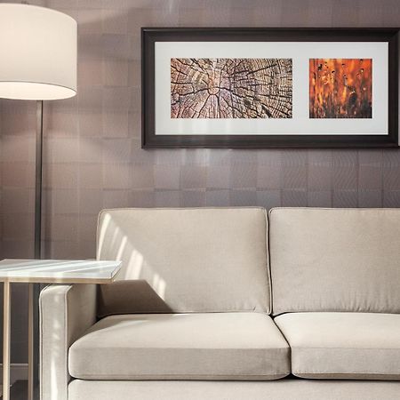 Doubletree By Hilton Kitchener Hotel Екстериор снимка