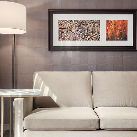 Doubletree By Hilton Kitchener Hotel Екстериор снимка