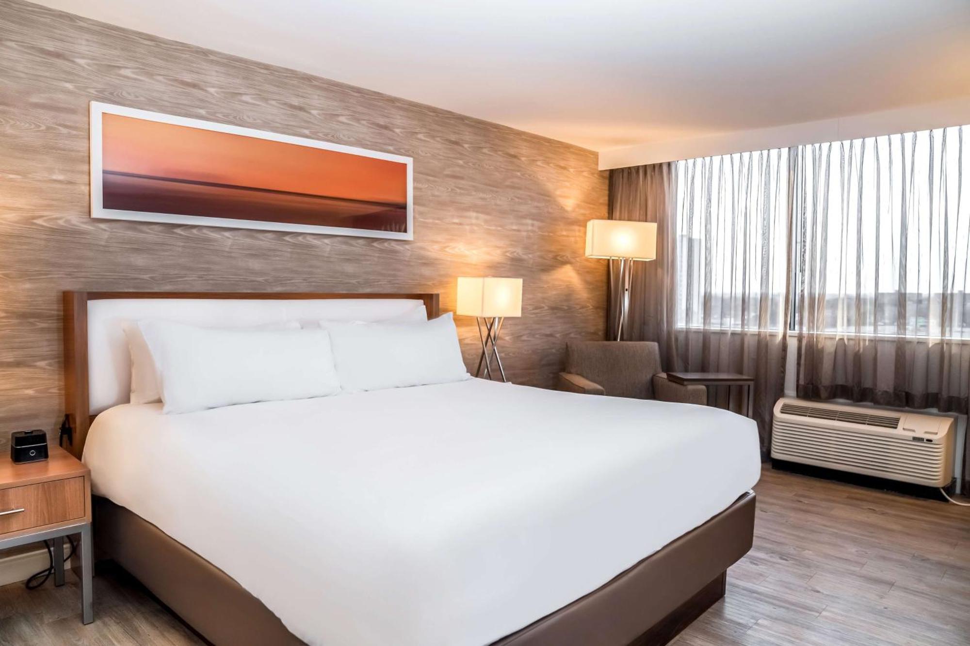 Doubletree By Hilton Kitchener Hotel Екстериор снимка