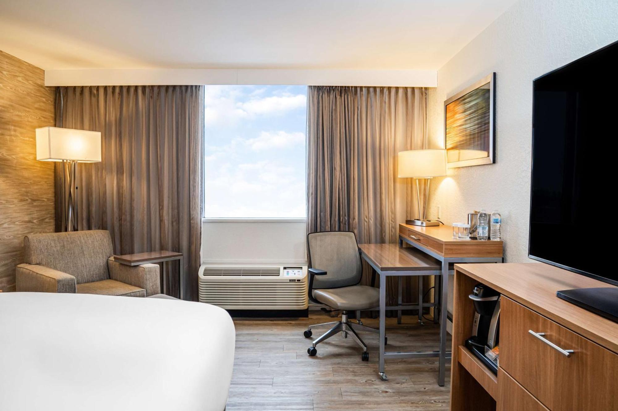 Doubletree By Hilton Kitchener Hotel Екстериор снимка