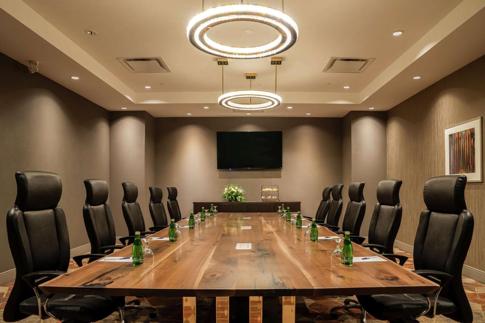 Doubletree By Hilton Kitchener Hotel Екстериор снимка