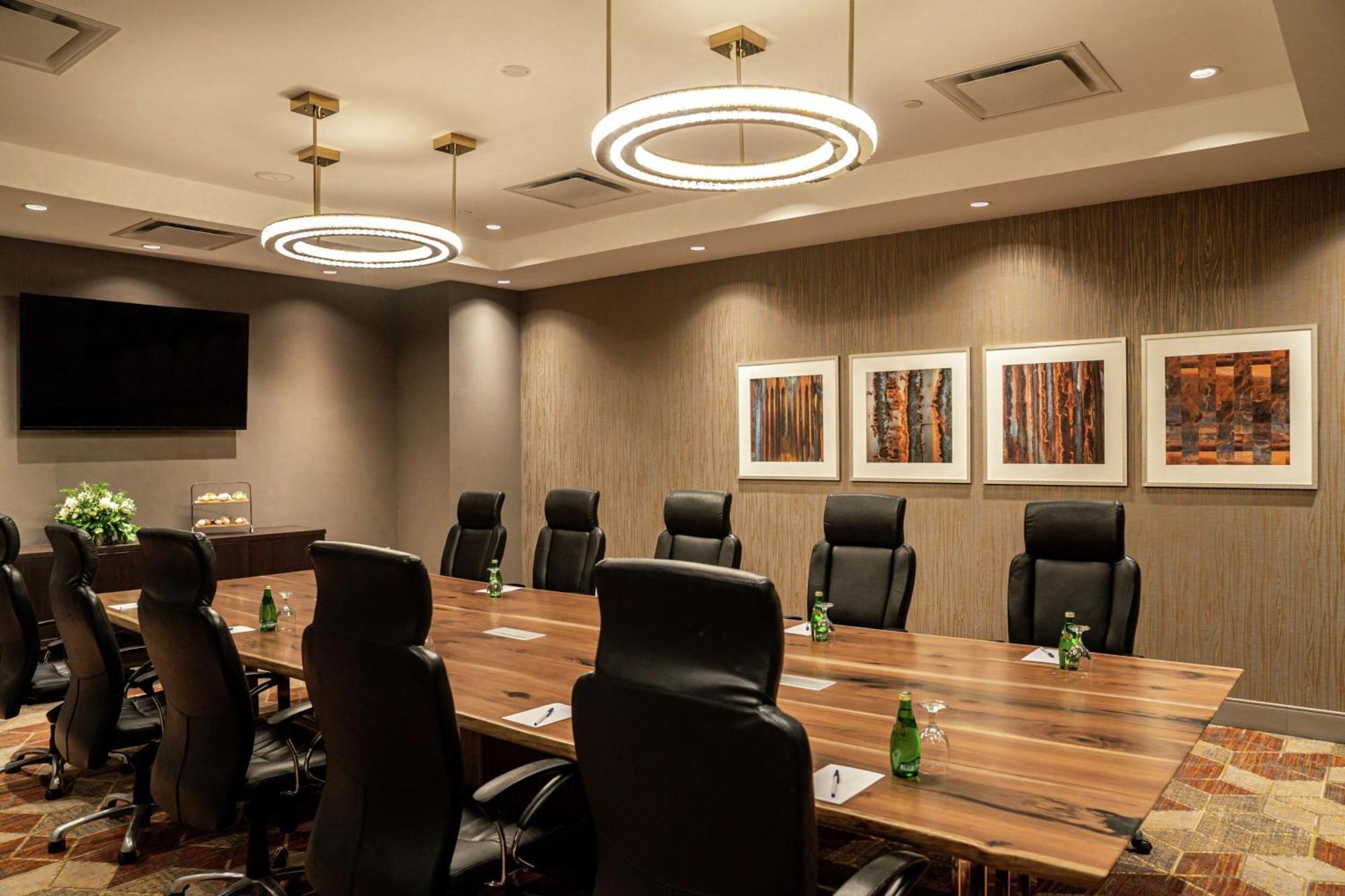 Doubletree By Hilton Kitchener Hotel Екстериор снимка