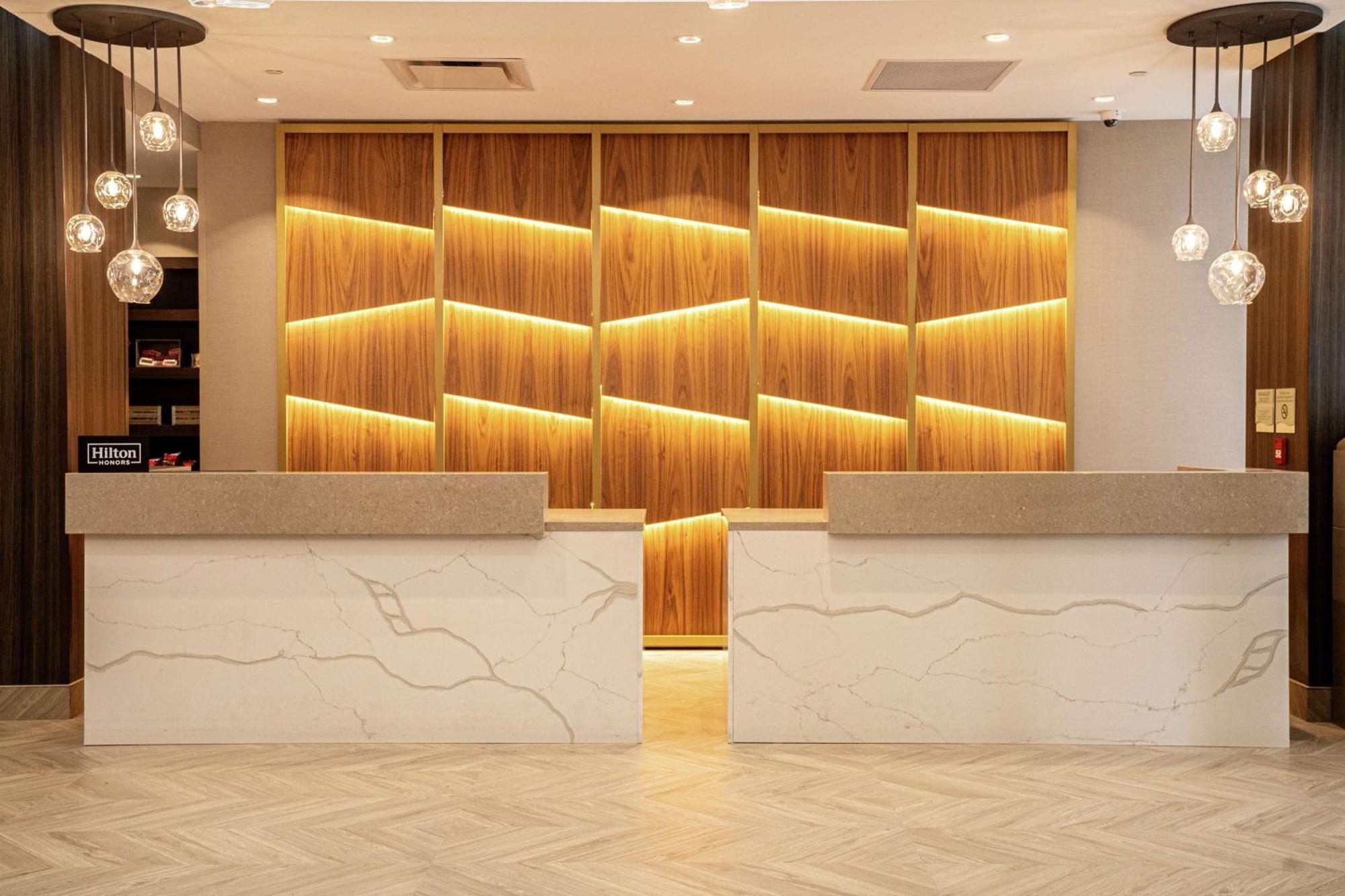 Doubletree By Hilton Kitchener Hotel Екстериор снимка
