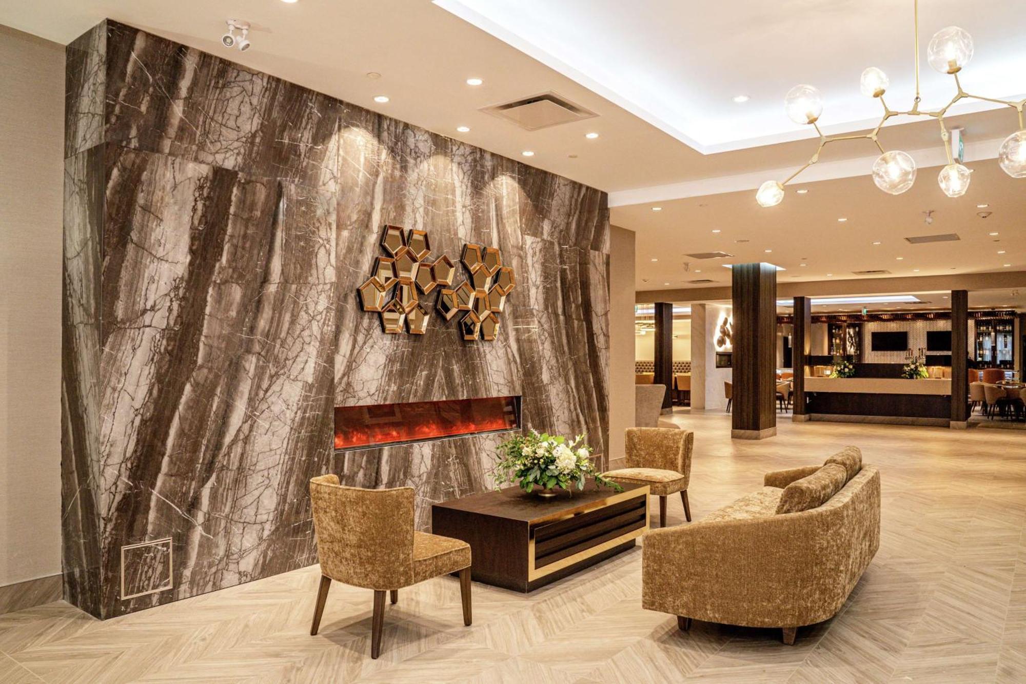 Doubletree By Hilton Kitchener Hotel Екстериор снимка