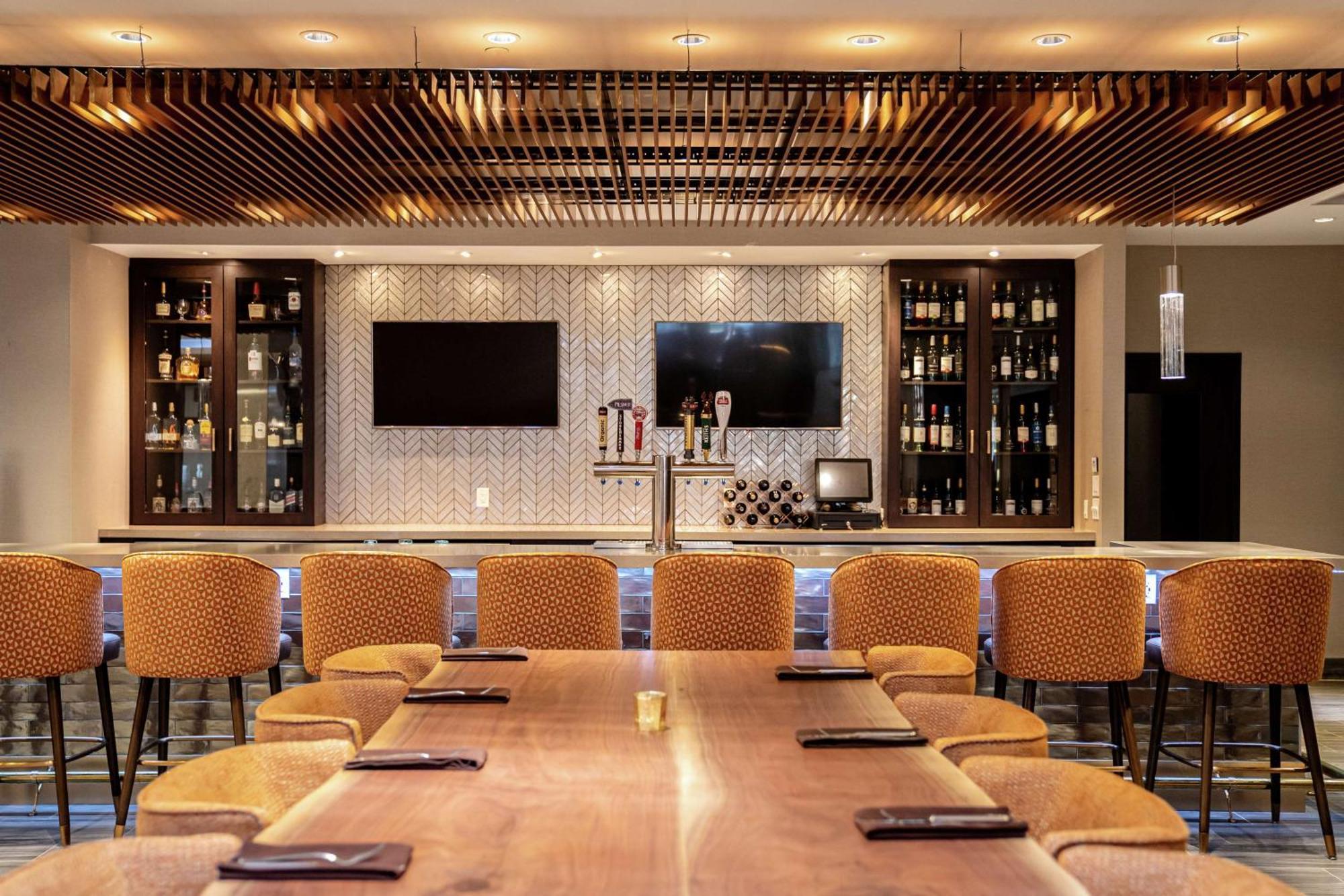 Doubletree By Hilton Kitchener Hotel Екстериор снимка