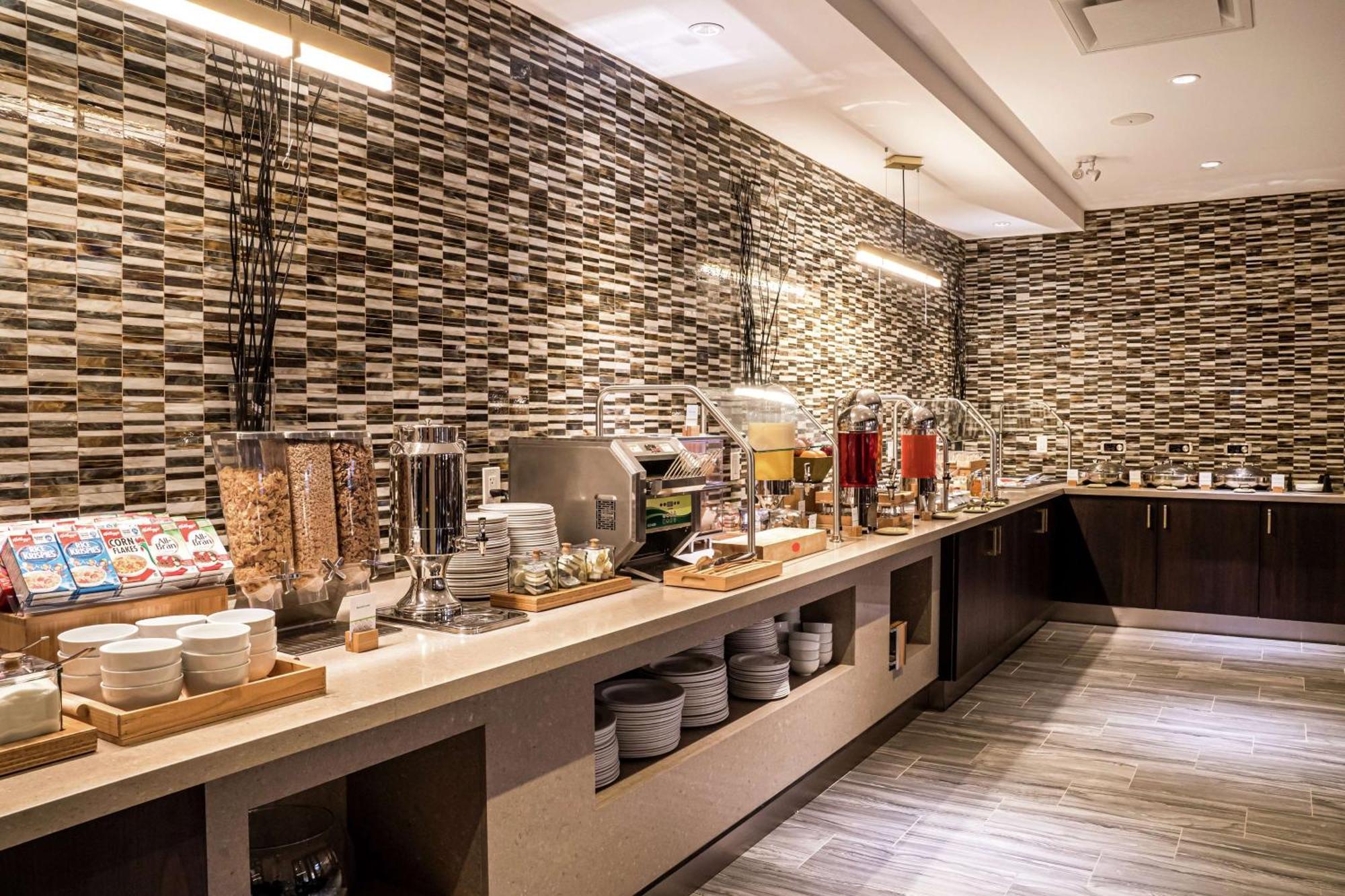 Doubletree By Hilton Kitchener Hotel Екстериор снимка
