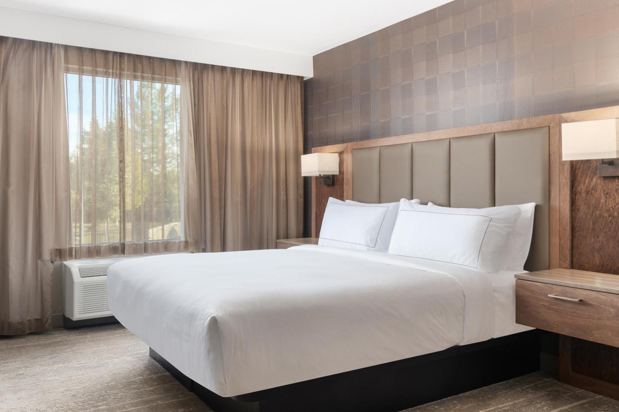 Doubletree By Hilton Kitchener Hotel Екстериор снимка