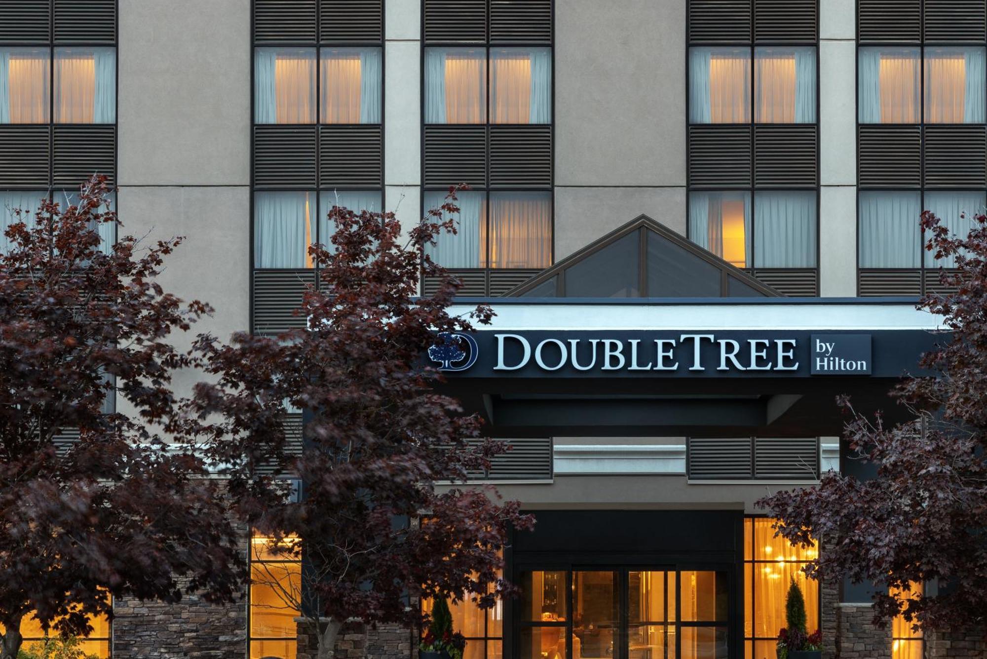 Doubletree By Hilton Kitchener Hotel Екстериор снимка