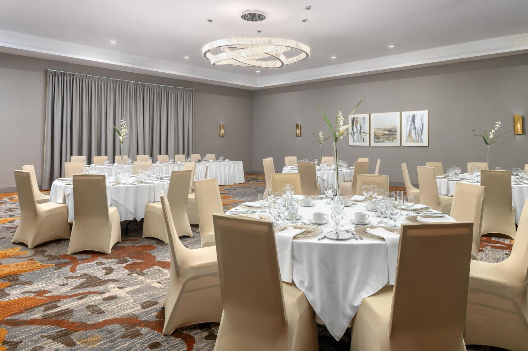 Doubletree By Hilton Kitchener Hotel Екстериор снимка
