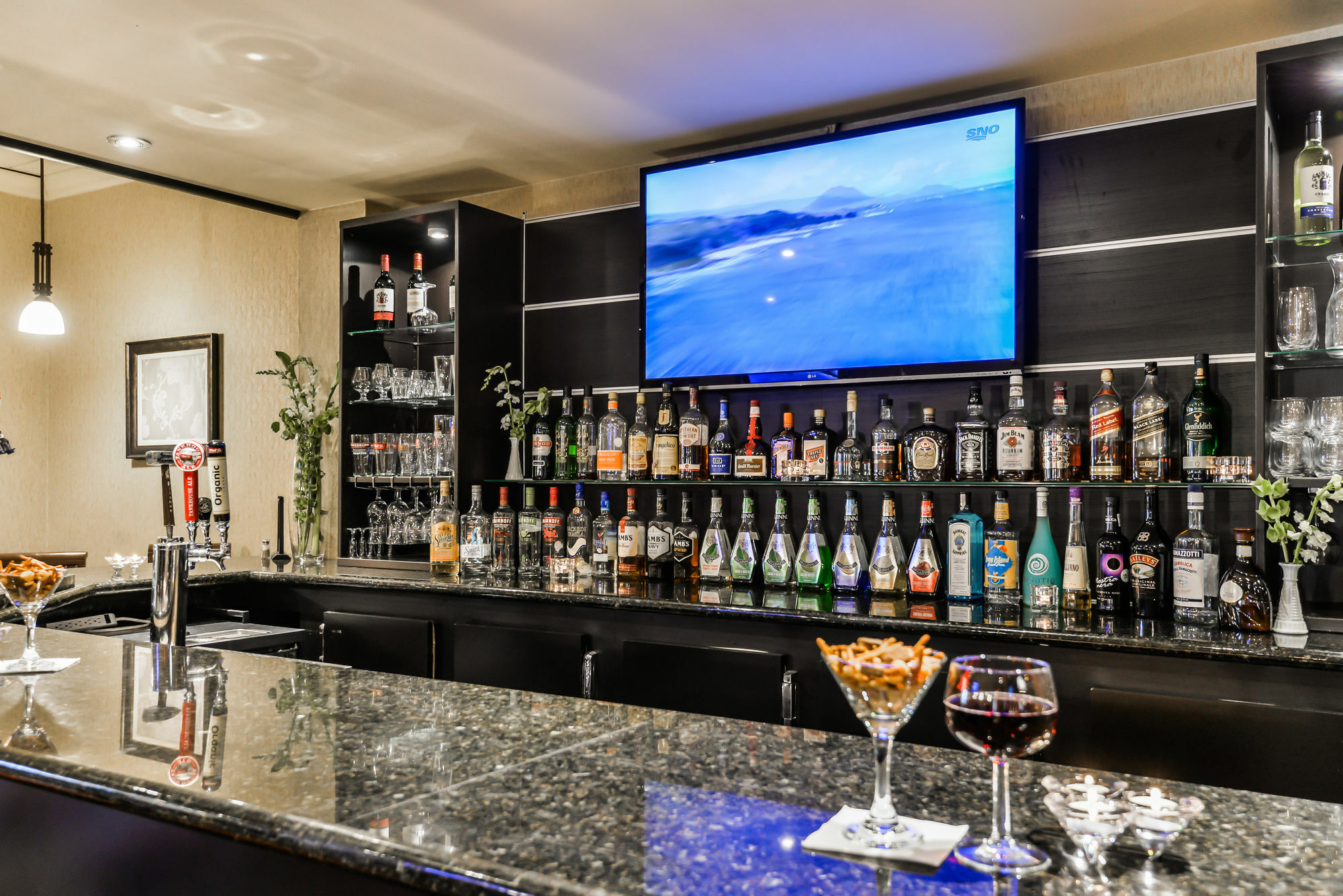 Doubletree By Hilton Kitchener Hotel Екстериор снимка