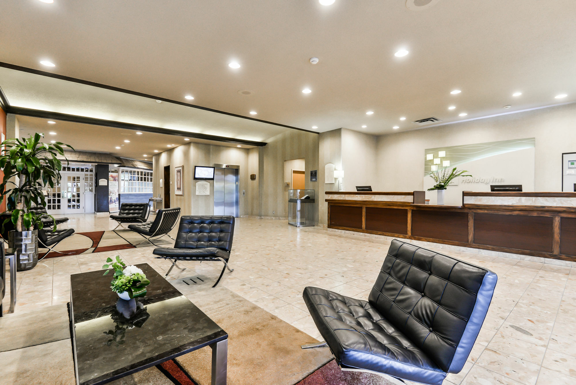 Doubletree By Hilton Kitchener Hotel Екстериор снимка