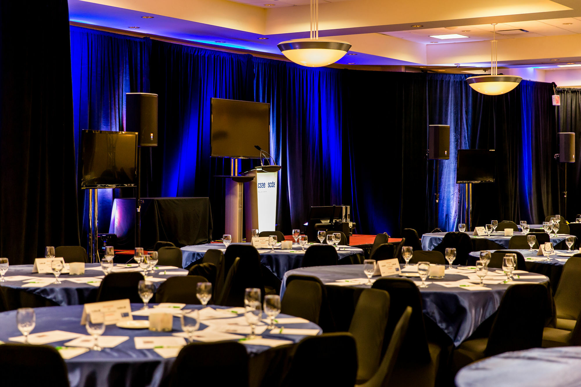 Doubletree By Hilton Kitchener Hotel Екстериор снимка