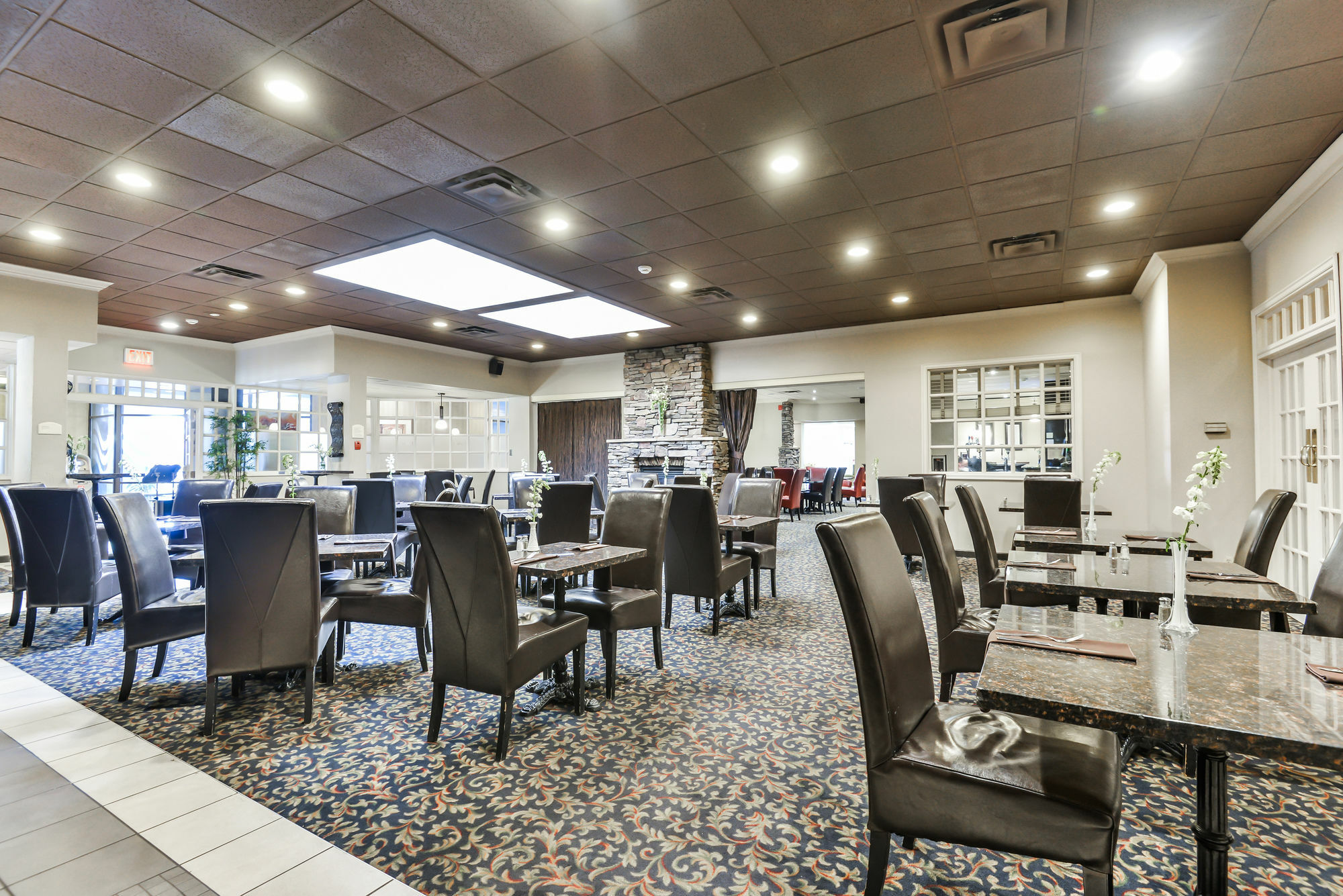 Doubletree By Hilton Kitchener Hotel Екстериор снимка