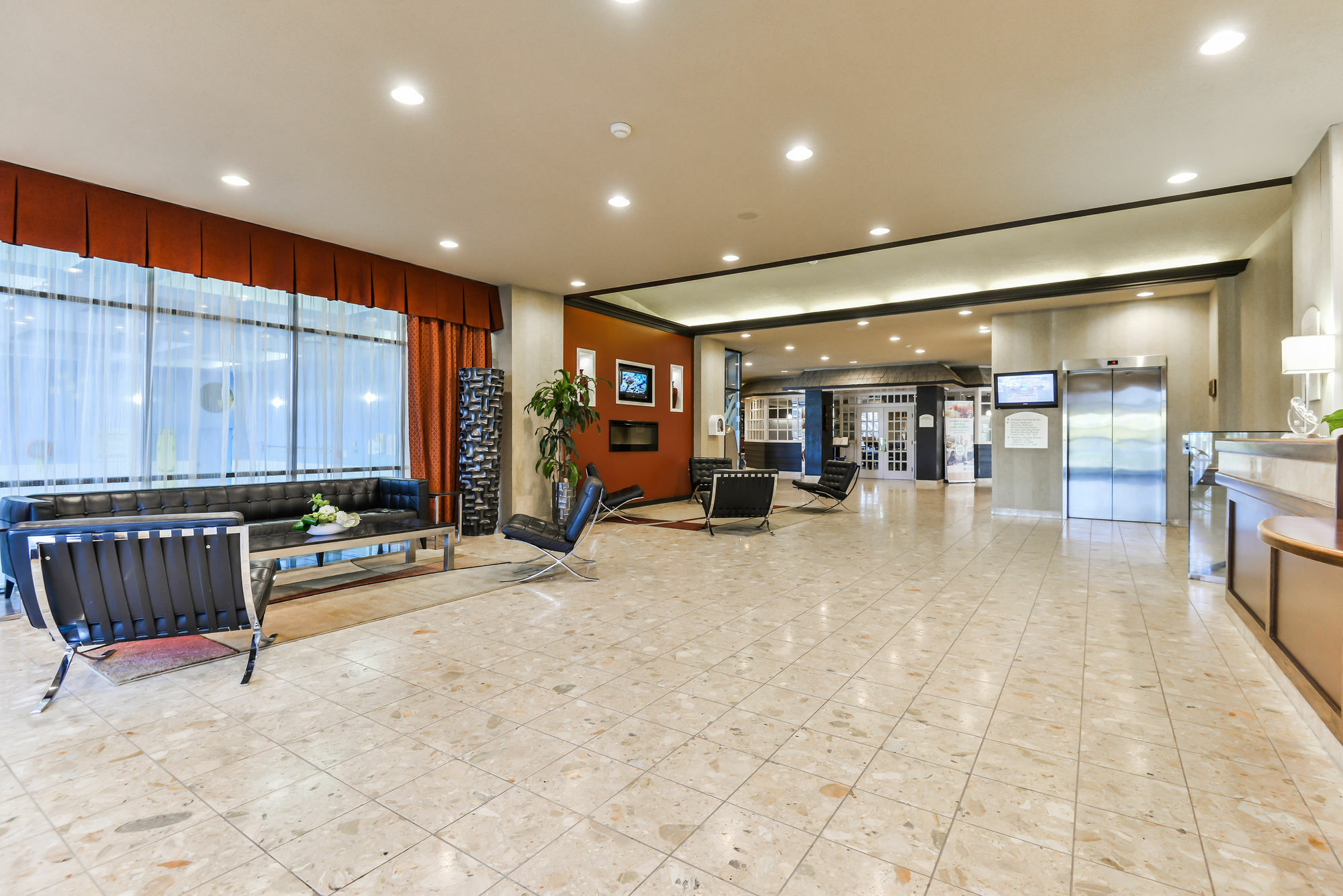 Doubletree By Hilton Kitchener Hotel Екстериор снимка